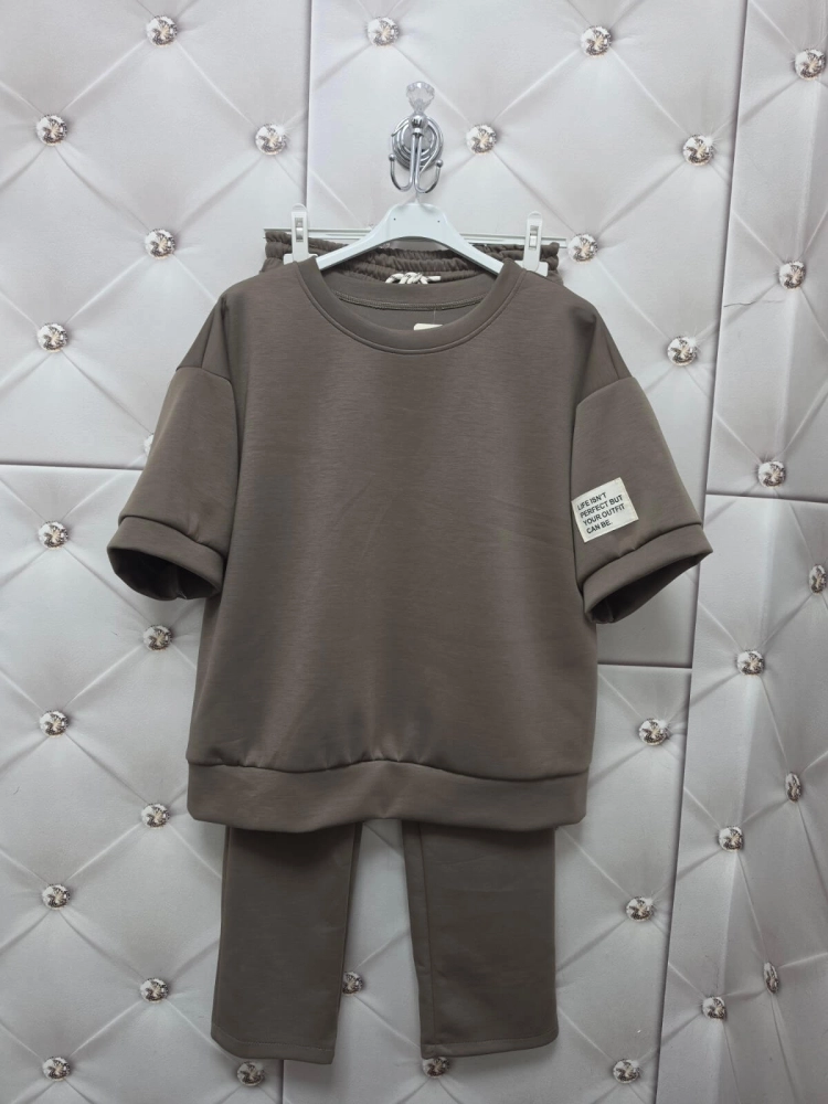 komplet-dresowy-fango-czekoladowy-oversize-krotki-rekaw-spodnie-7-8-wiskoza-elastyczny-material-maselko-kieszenie-guma-w-pasie-casual-wygodny-zestaw-damski-modny-komplet-na-co-dzien-butik-szykownia-15