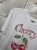 bluzka-tshirt-agape-biala-oversize-aplikacja-3d-wisnie-krotki-rekaw-bawelna-elastan-wloska-produkcja-modna-casual-wiosna-lato-butik-szykownia-9