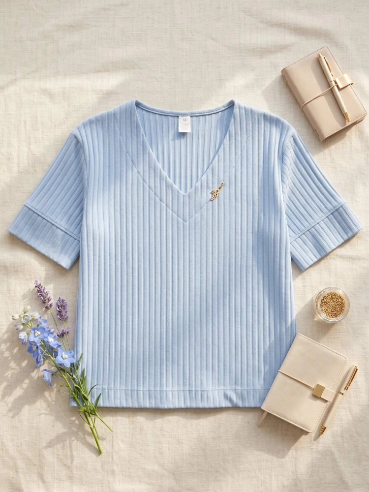 bluzka-fashion-baby-blue-prazkowana-dekolt-v-broszka-zlota-banera-styl-bawelna-elastan-polska-produkcja-butik-szykownia-4