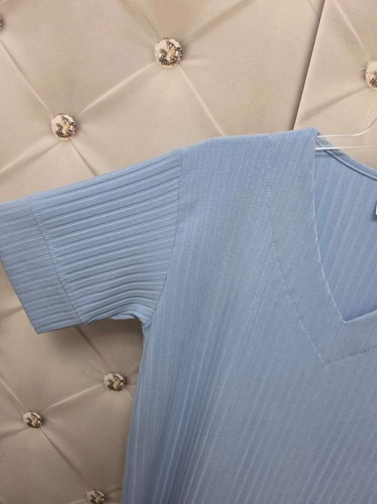 bluzka-fashion-baby-blue-prazkowana-dekolt-v-broszka-zlota-banera-styl-bawelna-elastan-polska-produkcja-butik-szykownia-9
