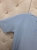 bluzka-fashion-baby-blue-prazkowana-dekolt-v-broszka-zlota-banera-styl-bawelna-elastan-polska-produkcja-butik-szykownia-9