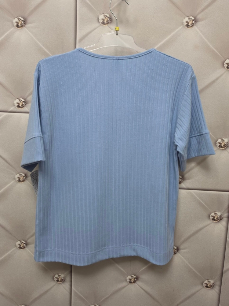 bluzka-fashion-baby-blue-prazkowana-dekolt-v-broszka-zlota-banera-styl-bawelna-elastan-polska-produkcja-butik-szykownia-13