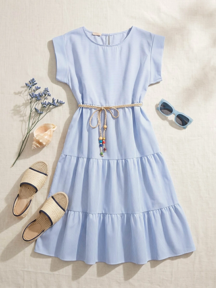 sukienka-marina-bialo-blekitna-waskie-paseczki-pasek-boho-gumka-w-pasie-rozkloszowana-letnia-sukienka-damska-butik-szykownia-4