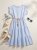 sukienka-marina-bialo-blekitna-waskie-paseczki-pasek-boho-gumka-w-pasie-rozkloszowana-letnia-sukienka-damska-butik-szykownia-4