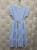sukienka-marina-bialo-blekitna-waskie-paseczki-pasek-boho-gumka-w-pasie-rozkloszowana-letnia-sukienka-damska-butik-szykownia-9