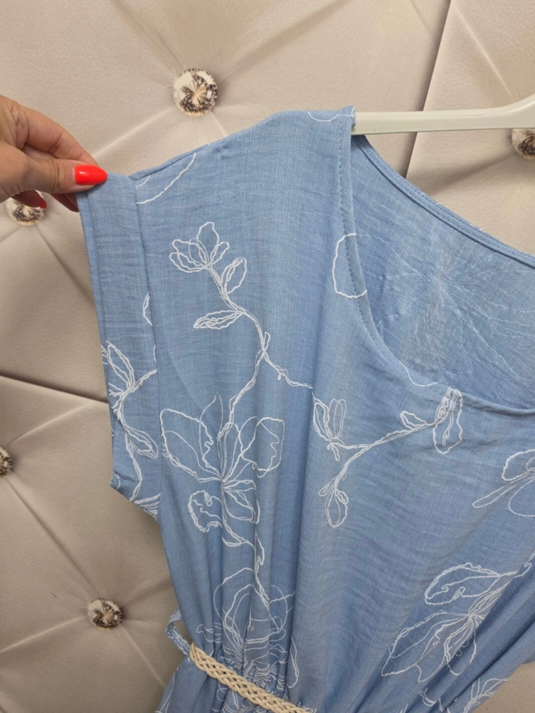 sukienka-avelia-jasny-jeansowy-tloczone-kwiaty-pasek-boho-gumka-w-pasie-rozkloszowana-letnia-sukienka-damska-butik-szykownia-10