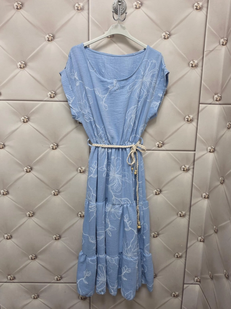 sukienka-avelia-jasny-jeansowy-tloczone-kwiaty-pasek-boho-gumka-w-pasie-rozkloszowana-letnia-sukienka-damska-butik-szykownia-11
