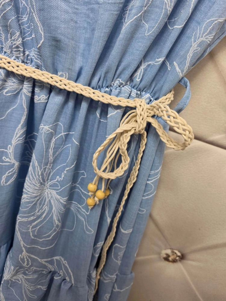 sukienka-avelia-jasny-jeansowy-tloczone-kwiaty-pasek-boho-gumka-w-pasie-rozkloszowana-letnia-sukienka-damska-butik-szykownia-12
