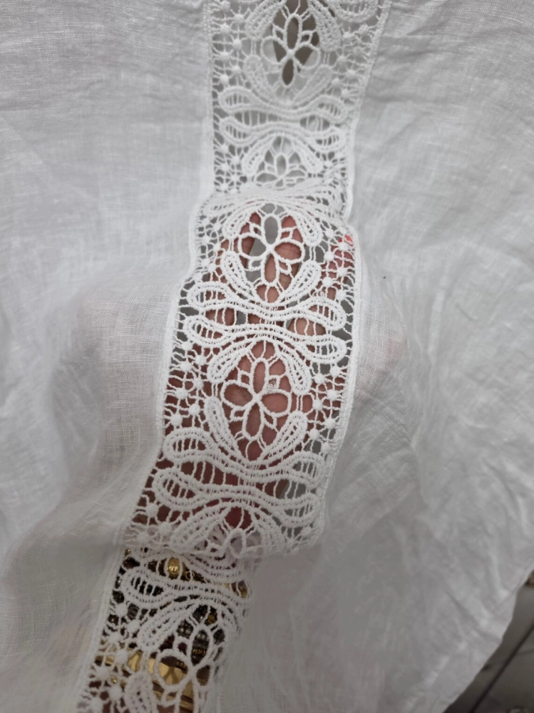 koszula-nerina-biala-lniana-azurowa-wstawka-na-plecach-100procent-len-stojka-dekolt-v-kieszenie-rekaw-3-4-letnia-koszula-damska-butik-szykownia-14