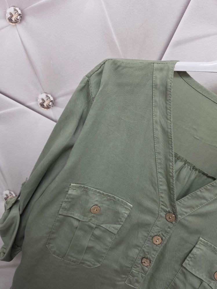 bluzka-safari-zielona-khaki-lyocell-dekolt-v-kieszonki-guziki-rekaw-3-4-podpinany-letnia-bluzka-damska-butik-szykownia-7