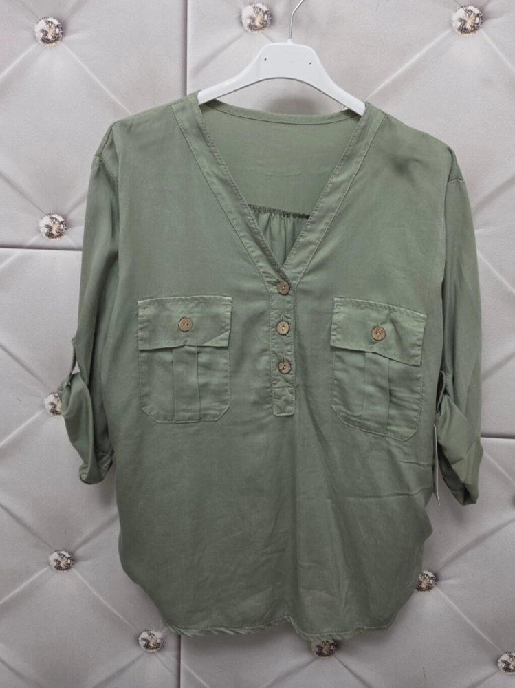 bluzka-safari-zielona-khaki-lyocell-dekolt-v-kieszonki-guziki-rekaw-3-4-podpinany-letnia-bluzka-damska-butik-szykownia-8