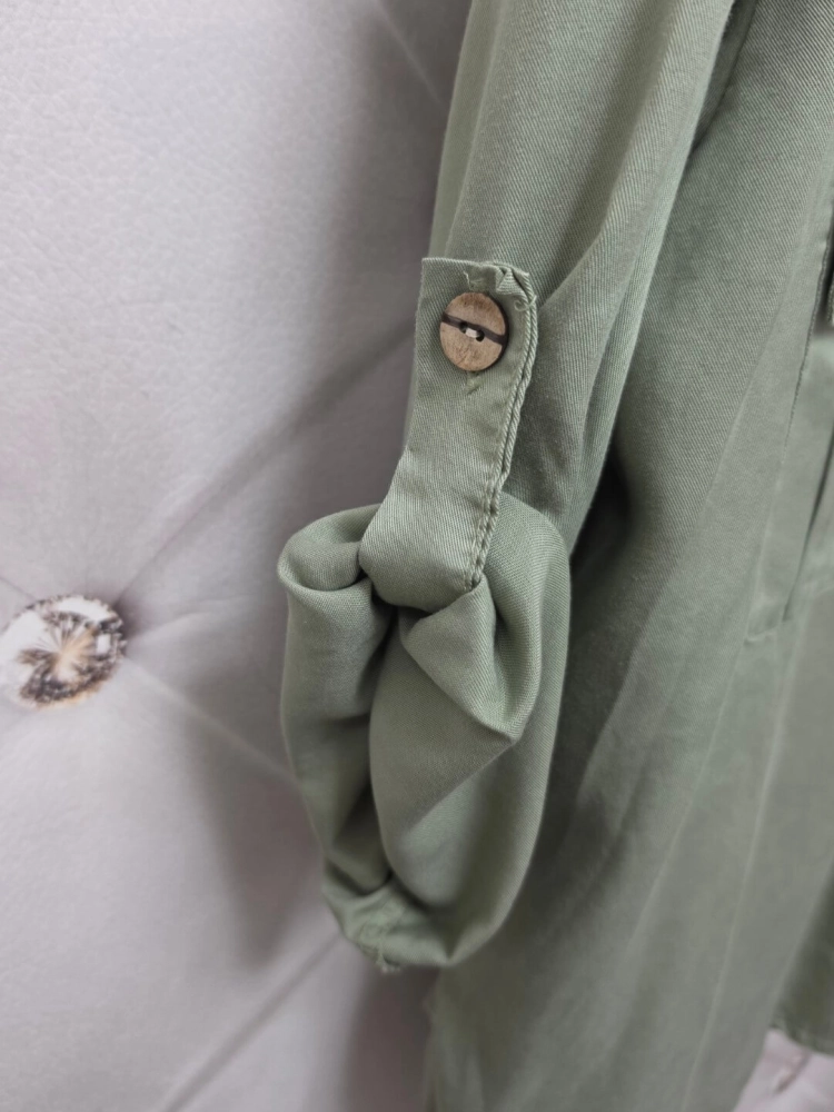 bluzka-safari-zielona-khaki-lyocell-dekolt-v-kieszonki-guziki-rekaw-3-4-podpinany-letnia-bluzka-damska-butik-szykownia-9