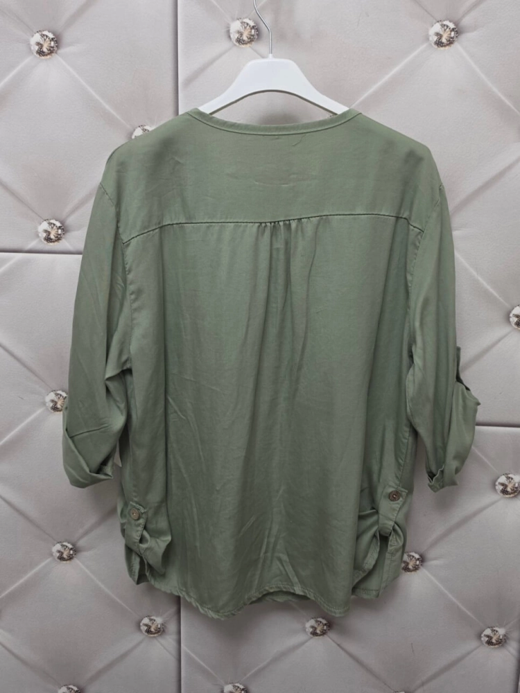 bluzka-safari-zielona-khaki-lyocell-dekolt-v-kieszonki-guziki-rekaw-3-4-podpinany-letnia-bluzka-damska-butik-szykownia-10