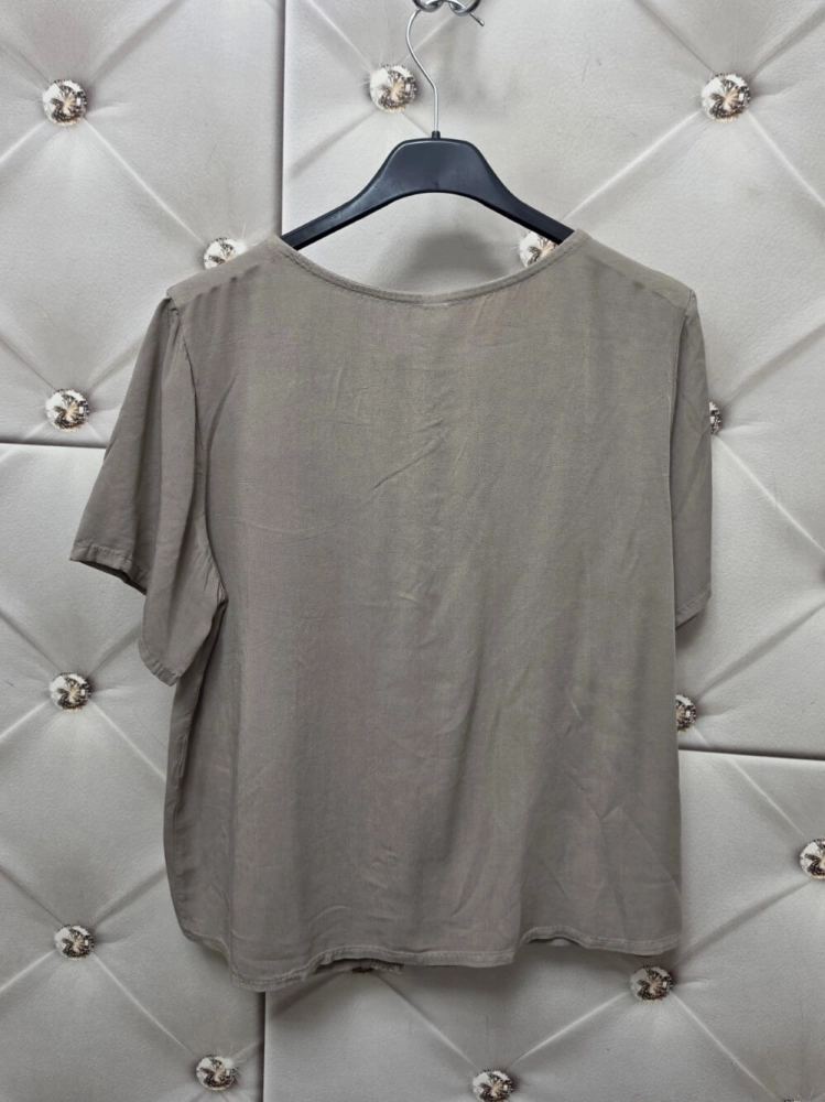 bluzka-ravella-fango-lyocell-dekolt-v-guziki-krotki-rekaw-lekka-przewiewna-naturalny-material-letnia-bluzka-damska-butik-szykownia-11