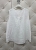 bluzka-luma-biala-lniana-100procent-len-zloty-guzik-dekolt-v-oversize-letnia-bluzka-damska-naturalna-przewiewna-butik-szykownia-8