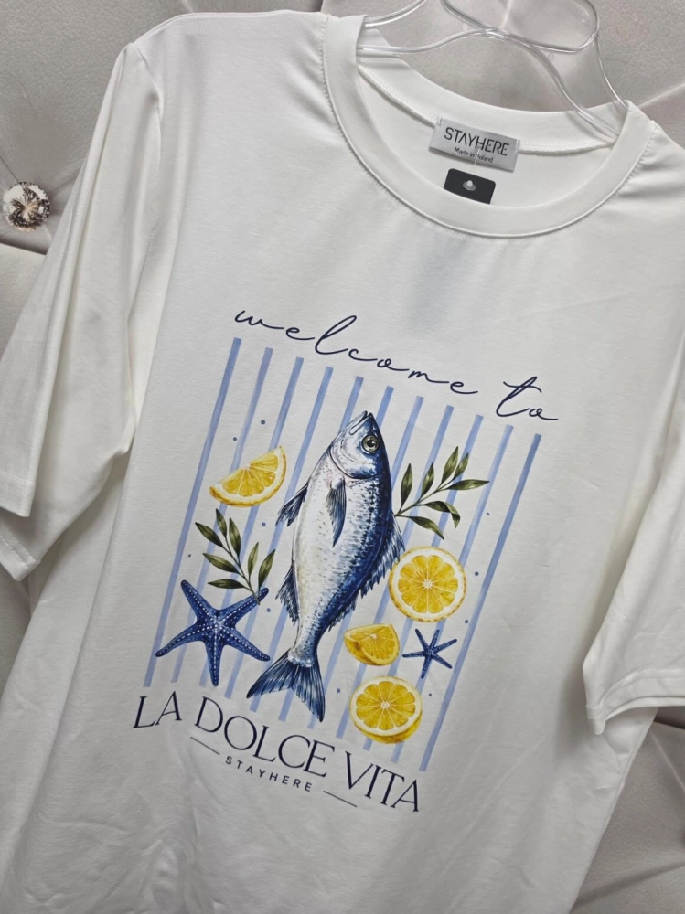 t-shirt-stayhere-seafood-bialy-polska-produkcja-bawelniany-elastyczny-letni-nadruk-modny-tshirt-damski-butik-szykownia-7