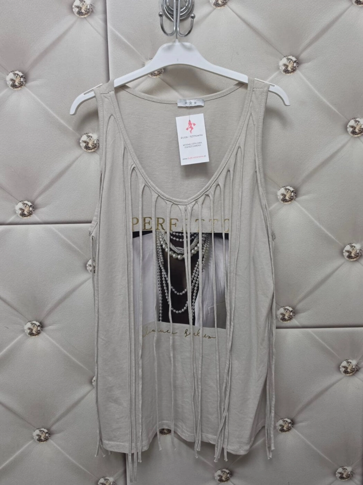 bluzka-perfetto-bezowy-jeansowy-frędzle-aplikacja-kobieta-z-perłami-złoty-napis-elastyczna-bawełniana-dekolt-v-letnia-bluzka-damska-butik-szykownia-8
