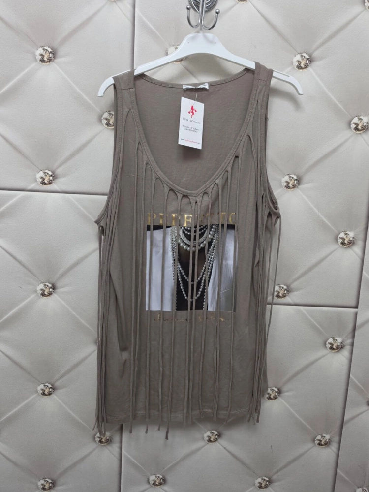 bluzka-perfetto-fango-jeansowy-frędzle-aplikacja-kobieta-z-perłami-złoty-napis-elastyczna-bawełniana-dekolt-v-letnia-bluzka-damska-butik-szykownia-6