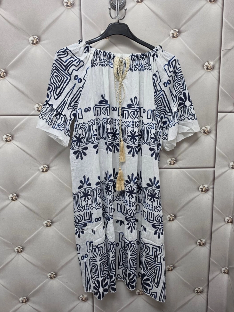 sukienka-larissa-bialo-granatowa-bawelniana-oversize-hiszpanka-dekolt-na-gumce-boho-troczki-kroj-litery-a-przewiewna-letnia-sukienka-damska-butik-szykownia-10