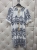 sukienka-larissa-bialo-granatowa-bawelniana-oversize-hiszpanka-dekolt-na-gumce-boho-troczki-kroj-litery-a-przewiewna-letnia-sukienka-damska-butik-szykownia-10