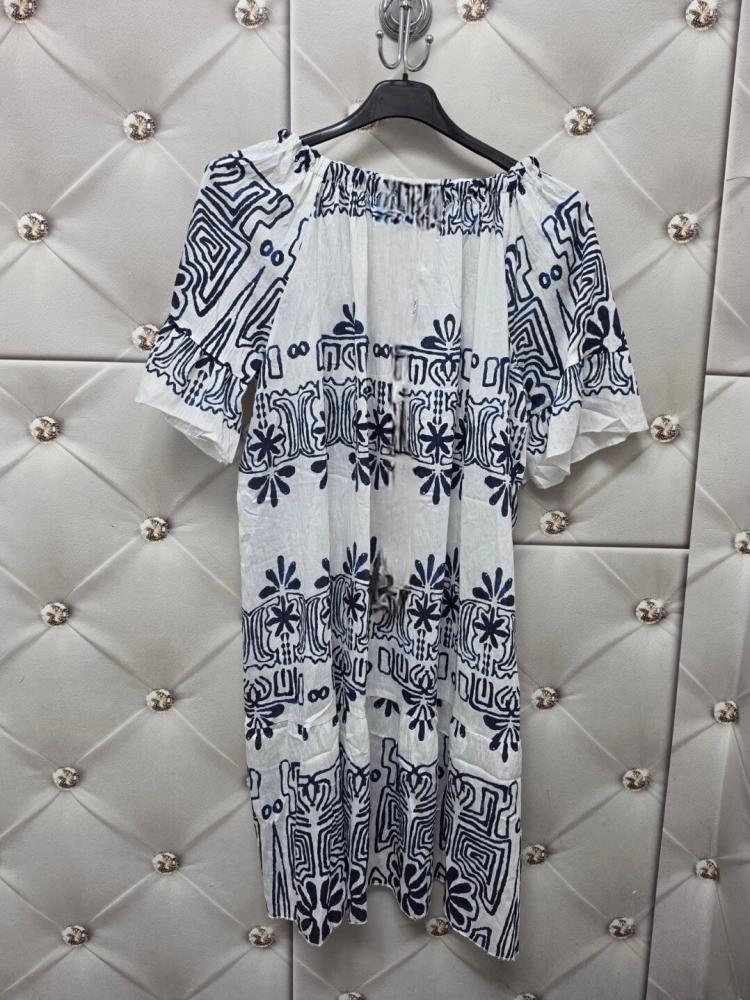 sukienka-larissa-bialo-granatowa-bawelniana-oversize-hiszpanka-dekolt-na-gumce-boho-troczki-kroj-litery-a-przewiewna-letnia-sukienka-damska-butik-szykownia-11