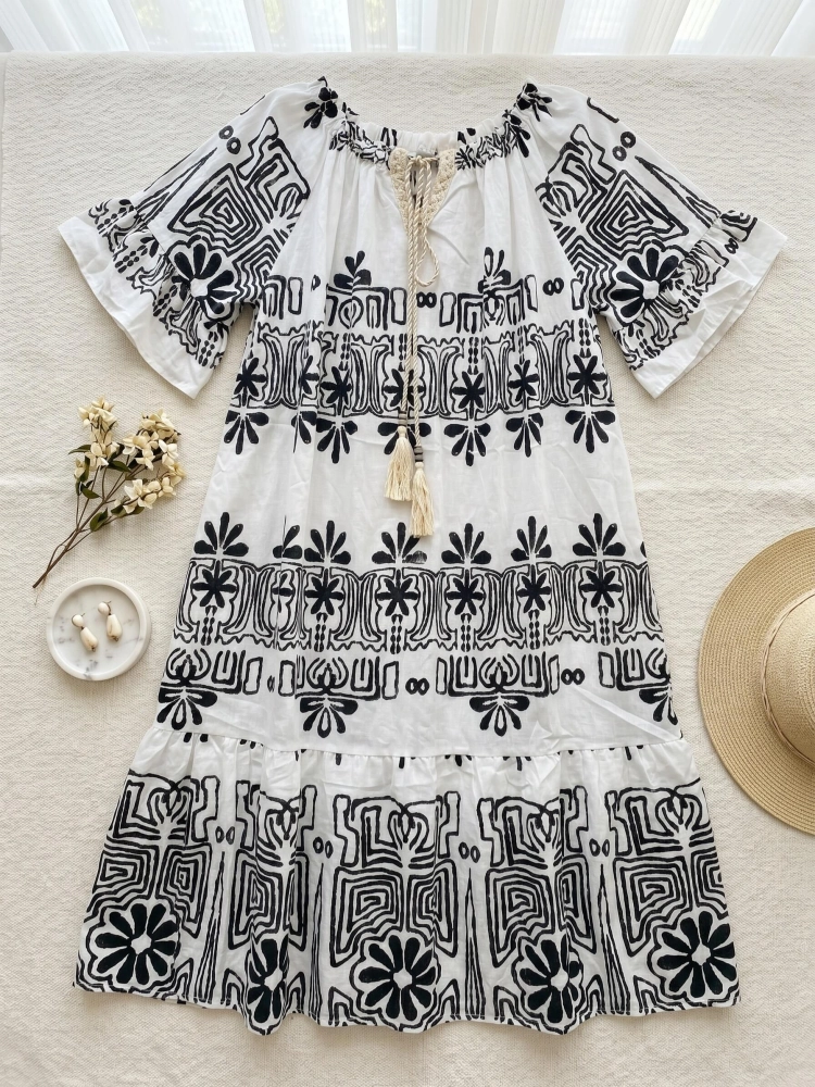 sukienka-larissa-bialo-czarna-bawelniana-oversize-hiszpanka-dekolt-na-gumce-boho-troczki-kroj-litery-a-przewiewna-letnia-sukienka-damska-butik-szykownia-3