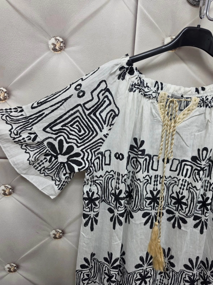 sukienka-larissa-bialo-czarna-bawelniana-oversize-hiszpanka-dekolt-na-gumce-boho-troczki-kroj-litery-a-przewiewna-letnia-sukienka-damska-butik-szykownia-8