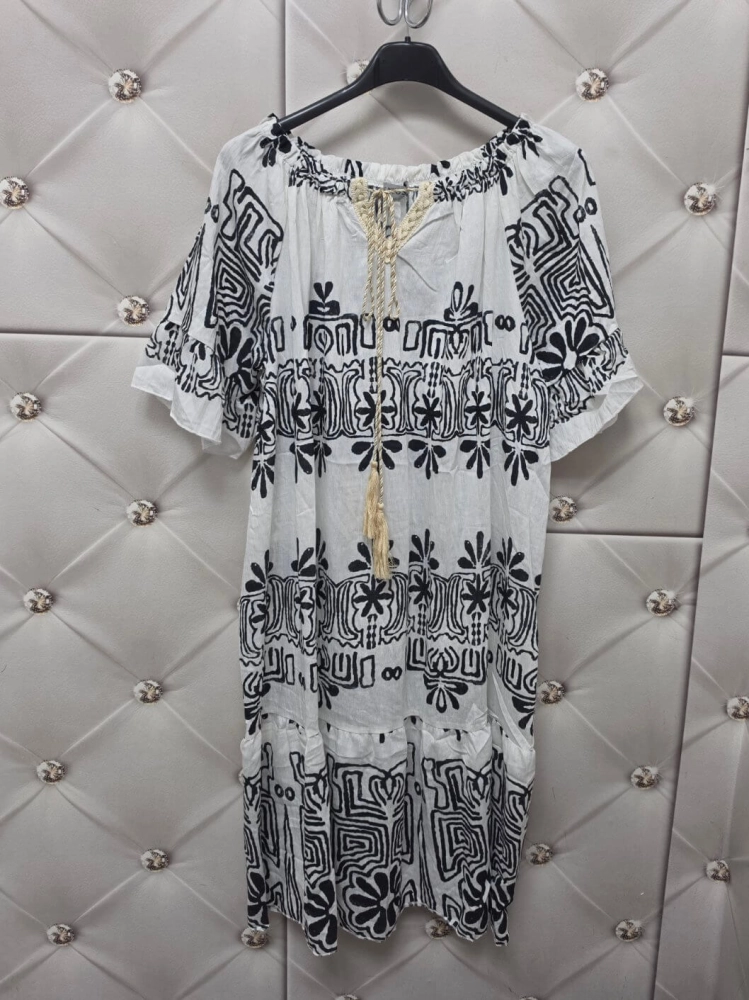 sukienka-larissa-bialo-czarna-bawelniana-oversize-hiszpanka-dekolt-na-gumce-boho-troczki-kroj-litery-a-przewiewna-letnia-sukienka-damska-butik-szykownia-9