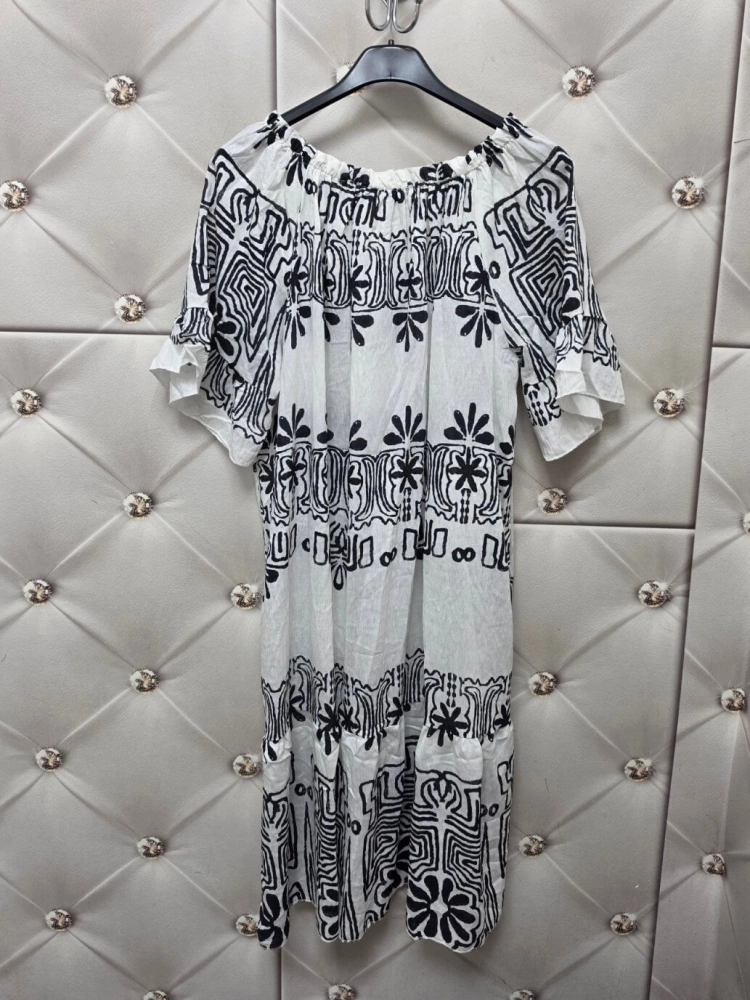 sukienka-larissa-bialo-czarna-bawelniana-oversize-hiszpanka-dekolt-na-gumce-boho-troczki-kroj-litery-a-przewiewna-letnia-sukienka-damska-butik-szykownia-10