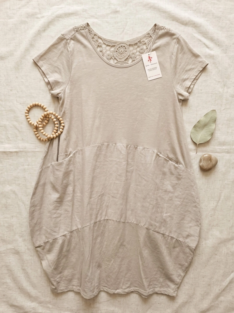 sukienka-marisol-bezowa-jasna-bawelniana-bombka-azurowa-wstawka-na-plecach-krotki-rekaw-kieszenie-butik-szykownia-3