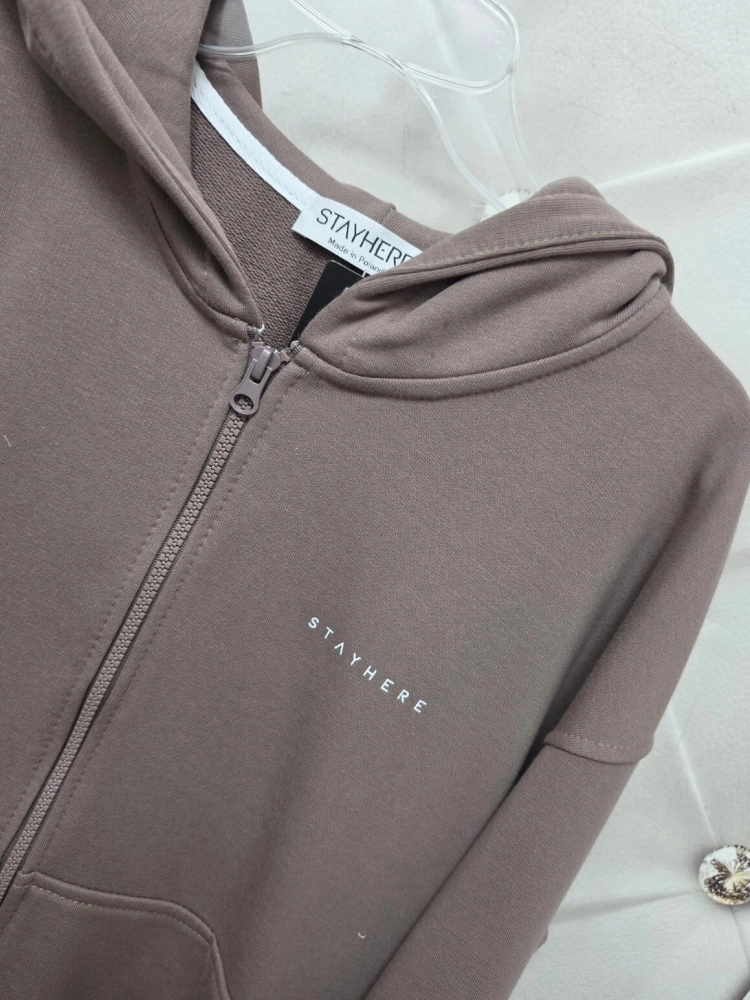 bluza-rozpinana-stayhere-mocca-damska-kaptur-kieszen-kangurka-logo-premium-bawelna-elastan-streetwear-polska-produkcja-butik-szykownia-7