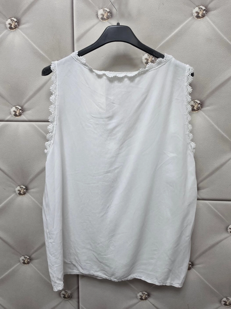 bluzka-eliane-biala-wiskoza-tencel-dekolt-v-azurowa-koronka-guziki-dekoracyjne-letnia-bluzka-damska-butik-szykownia-8