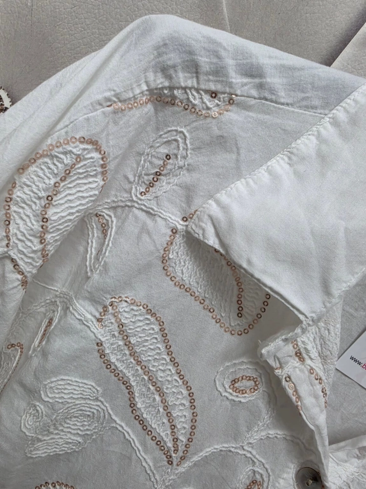 koszula-aurevia-biala-bawelniana-haftowane-wzory-zlote-cekiny-dlugie-podpinane-rekawy-butik-szykownia-7
