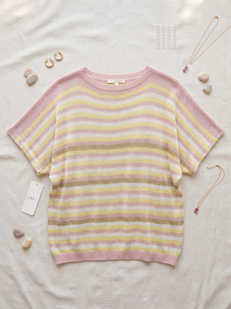 sweterkowa-bluzka-golden-stripe-pudrowy-roz-w-paski-ze-zlota-nitka-fason-nietoperz-damska-bluzka-oversize-butik-szykownia-3