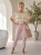 sweterkowa-bluzka-golden-stripe-pudrowy-roz-w-paski-ze-zlota-nitka-fason-nietoperz-damska-bluzka-oversize-butik-szykownia-4