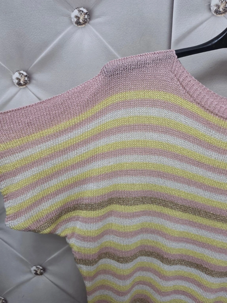 sweterkowa-bluzka-golden-stripe-pudrowy-roz-w-paski-ze-zlota-nitka-fason-nietoperz-damska-bluzka-oversize-butik-szykownia-8