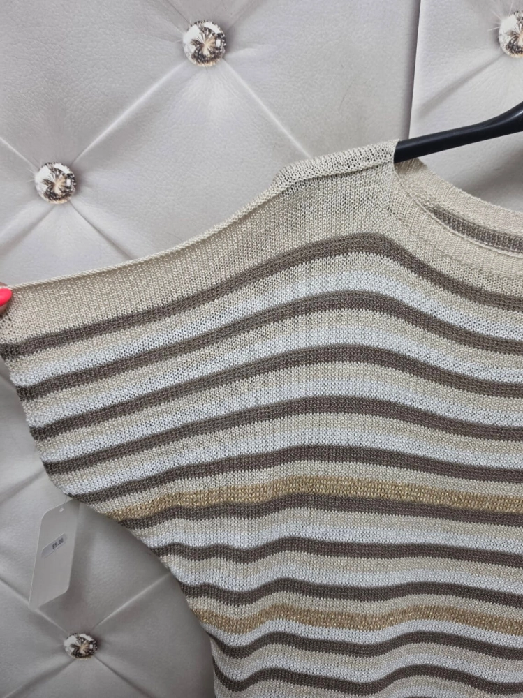 sweterkowa-bluzka-golden-stripe-bezowa-w-paski-ze-zlota-nitka-fason-nietoperz-damska-bluzka-oversize-butik-szykownia-8