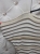 sweterkowa-bluzka-golden-stripe-bezowa-w-paski-ze-zlota-nitka-fason-nietoperz-damska-bluzka-oversize-butik-szykownia-8