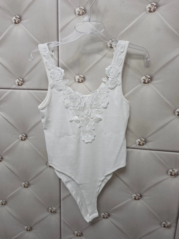body-damskie-peafowl-florenne-biale-prazkowane-koronka-szerokie-ramiaczka-elastyczne-butik-szykownia-9